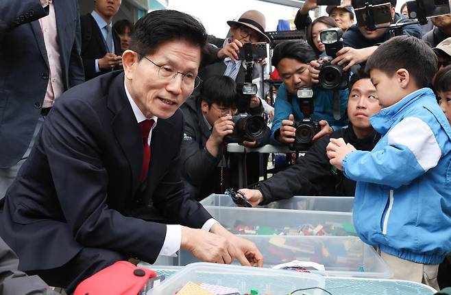 김문수 국민의힘 대통령 후보가 5일 서울 종로구 광화문광장육조마당에서 열린 가족 동행 축제 ‘펀펀한 광화문광장’을 방문해 어린이들과 블럭 모자를 만들고 있다. 뉴스1