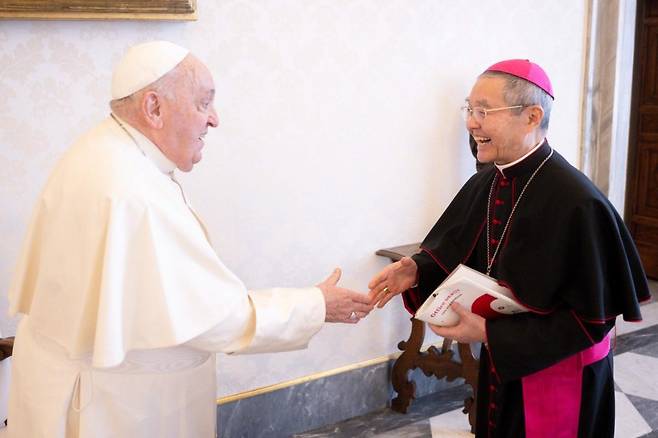 1월 퇴임을 앞두고 프란치스코 교황을 알현하고 있는 장인남 대주교(오른쪽). 그는 “교황청은 세계 대부분의 국가 및 국제기구에 교황대사를 파견하고 있고, 세계 평화와 인권 문제를 물밑에서 중재하는 작은 거인”이라며 “더 많은 사제가 교황청 외교관으로 활동할 수 있으면 좋겠다”고 했다. 장인남 대주교 제공