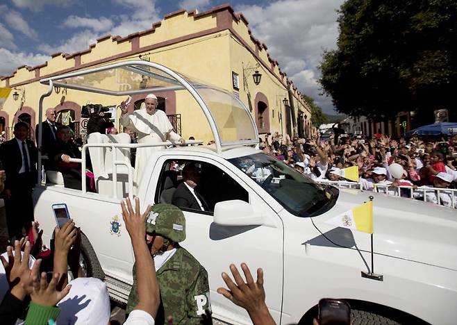 2016년 2월 전용차 ‘포프모빌’을 타고 카퍼레이드에 나선 프란치스코 교황. 생전에 교황이 카퍼레이드에 자주 이용했던 포프모빌은 팔레스타인 가자지구의 이동식 어린이 진료소로 사용될 예정이다. 산크리스토발데라스카사스=AP 뉴시스