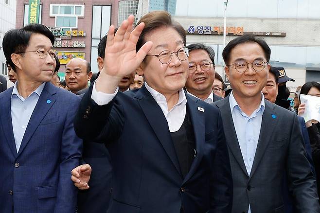 이재명 더불어민주당 대통령 후보가 2차 골목골목 경청투어에 나선 5일 오후 경기 양평군 양평시장을 찾아 인사하고 있다. 2025.5.5 뉴스1