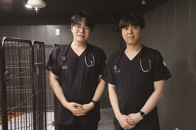 무상으로 산불 피해 동물들을 치료한 윤일용(왼쪽), 손성지(오른쪽) 수의사. 어린이과학동아 제공