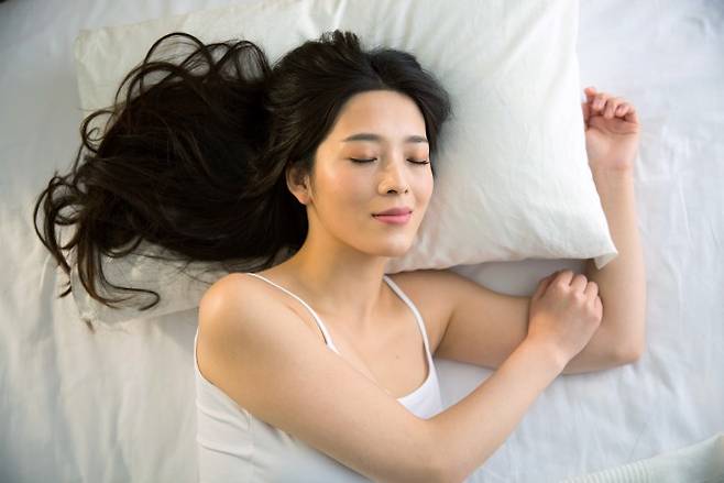 수면 시간이 5시간 이하로&nbsp;짧아도&nbsp;멀쩡하게 활동할 수 있는 '숏&nbsp;슬리퍼(Short Sleepr)'의 유전자에서 ‘짧은 수면’을 가능하게 하는 유전자 돌연변이가 발견됐다.&nbsp; 수면 중인 여성의 이미지. 게티이미지뱅크 제공
