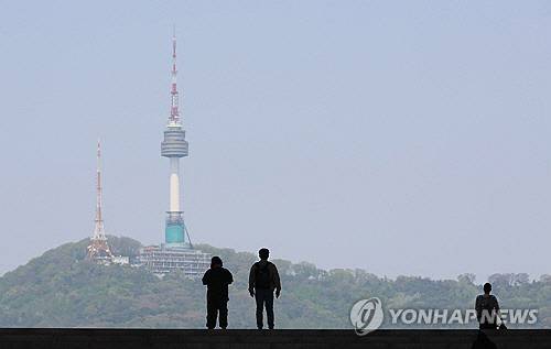 지난 4월 24일 서울 용산구 국립중앙박물관에서 바라본 하늘이 맑다. [연합뉴스]