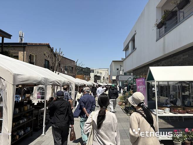 이천시가 개최한 '제39회 이천도자기축제'에 5일에만 27만명이 방문했다.  사진은 도자기 축제 모습.