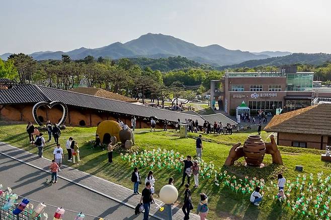 2025 울산옹기축제가 열린 울산 울주군 온양읍 외고산 옹기마을의 전경. 울주문화재단 제공