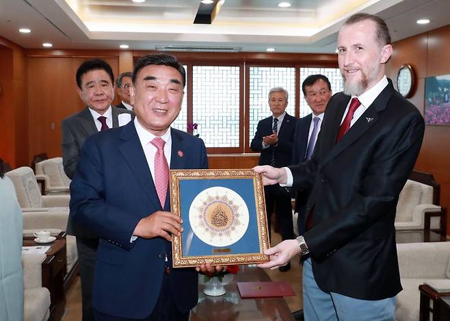 김두겸 울산시장이  지난 2일 시청 접견실에서 튀르키예 궁도연맹의 자페르 메틴 아테스(Zafer Metin Atas)씨에게 궁도 해외명예자문관 위촉장을 전달하고 있다. 울산시 제공