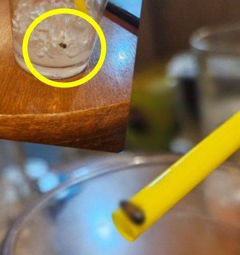 다 마신 음료 컵 안에서 바퀴벌레로 추정되는 물체를 발견한 고객이 본사의 미흡한 대응에 분노했다.        사진=SNS 갈무리