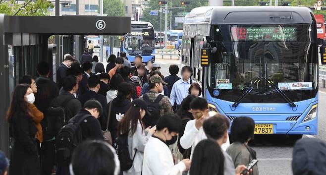 서울 시내버스가 준법투쟁에 돌입한 지난달 30일 오전 서울역 버스환승승강장에서 시민들이 출근길에 나서고 있다. 뉴시스