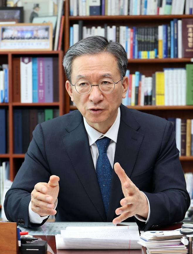 이재명 더불어민주당 대선 후보의 복심이자, 38년지기인 민주당 정성호 의원(5선)이 지난 2일 국회 의원회관에서 파이낸셜뉴스와 인터뷰를 갖고 대법원의 선거법 유죄취지 파기환송심 여파를 비롯해 이 후보의 기업을 살리기 위한 실용주의 노선 등 주요 현안에 대해 입장을 밝히고 있다. 사진=박범준 기자