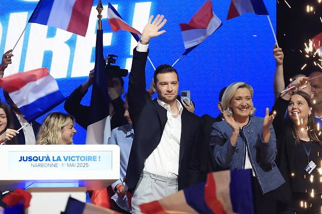 프랑스 극우성향 정당 국민연합(RN)의 조르당 바르델라 대표(왼쪽)와 실질적 지도자 마린 르펜 의원(오른쪽)이 지난 1일 프랑스 남부 나르본에서 열린 노동절 행사에 나란히 참석했다. 로이터 연합뉴스