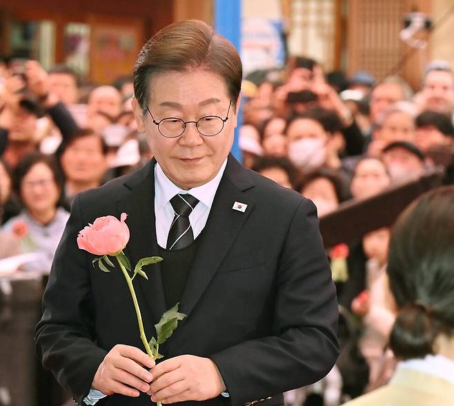 더불어민주당 이재명 대선 후보가 5일 서울 종로구 조계사에서 열린 불기 2569년 부처님오신날 봉축법요식에서 육법공양 중 헌화를 위해 이동하고 있다. 연합뉴스