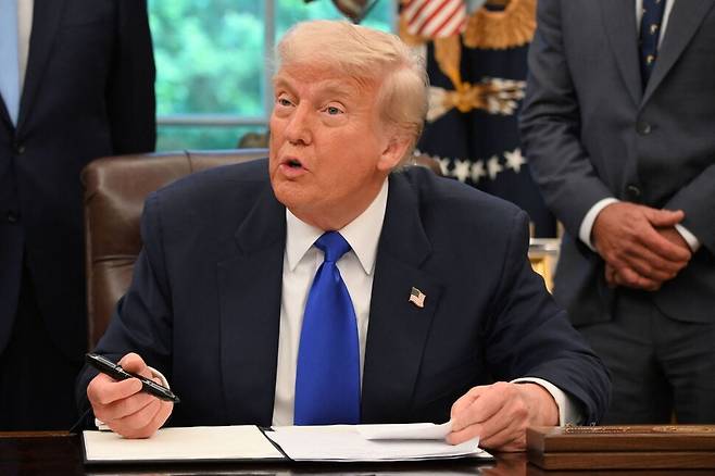 5일 미국 워싱턴 디시(D.C.) 백악관 오벌 오피스에서 도널드 트럼프 미국 대통령이 행정명령에 서명하는 동안 언론에 발언하고 있다. 워싱턴/AFP 연합뉴스