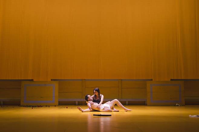 스페인 공연예술가 안헬리카 리델의 ‘사랑의 죽음, 피비린내가 눈에서 떠나지 않아, 후안 벨몬테’ 공연 장면. 국립극장 제공