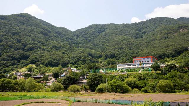 전북 완주군 동상면 대아저수로 1525에 있는 동상초등학교. 예전 동상초등학교가 있던 자리가 수몰된 뒤 이쪽으로 이주했다. 학교 왼쪽 계곡이 웃마재인데, 김석원씨 할아버지 김장환은 이곳 토굴에 숨었다가 국군에게 학살당했다. 김진수 선임기자 jsk@hani.co.kr