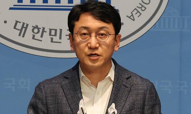 천준호 더불어민주당 전략기획위원장(왼쪽)과 정춘생 조국혁신당 원내수석부대표가 6일 오후 서울 여의도 국회 소통관에서 김경지 더불어민주당 후보를 부산 금정구청장 보궐선거 단일 후보로 결정했다고 밝히고 있다. 신소영 기자 viator@hani.co.kr