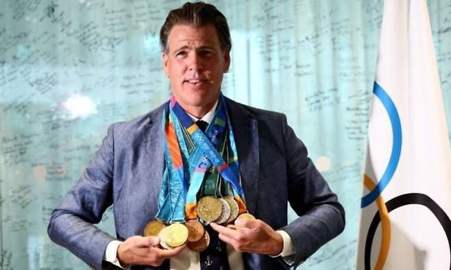 복제 메달을 목에 건 게리 홀 주니어. AFP 연합뉴스