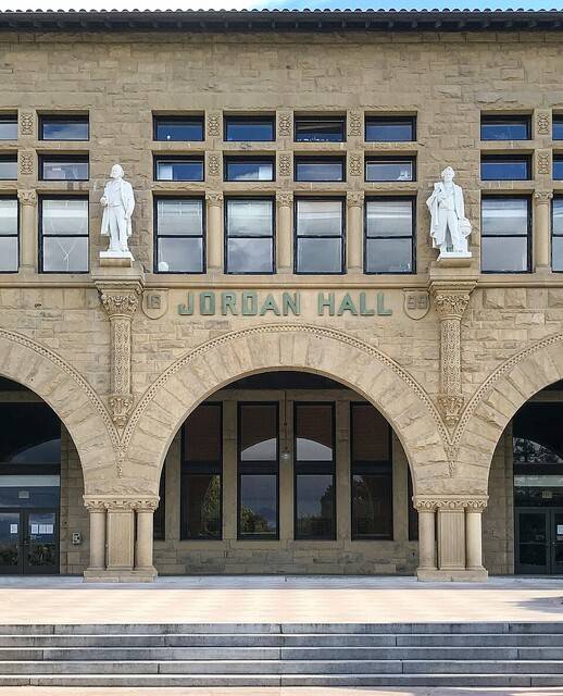 미국의 저명한 어류학자인 데이비드 스타 조던은 2020년 출간된 전기 ‘물고기는 존재하지 않는다’에서 우생학 옹호 행적이 부각되면서 대학 건물에서 이름이 지워졌다. 1899년 스탠퍼드대에 지어진 건물로 조던을 기려 1917년 조던 홀로 개명했지만 2020년 이후 건물 420으로 불리고 있다. 위키피디아 제공