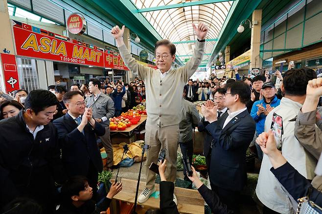 더불어민주당 이재명 대선 후보가 ‘골목골목 경청투어: 국토종주편’에 나선 6일 충북 증평군 증평장뜰시장을 찾아 즉흥 연설을 한 뒤 인사하고 있다. 공동취재사진