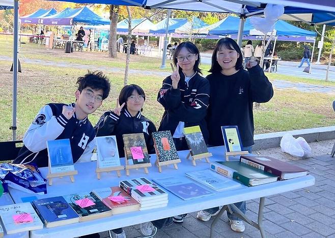 강민서 한국외대 생활자치도서관장(왼쪽에서 둘째)과 생도지기(운영위원)들. 한국외대 생활자치도서관 제공