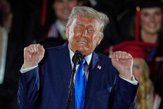 도널드 트럼프 미국 대통령이 1일(현지 시간) 앨라배마주 터스컬루사에 있는 앨라배마대학교 졸업식에서 연설하고 있다. 뉴시스