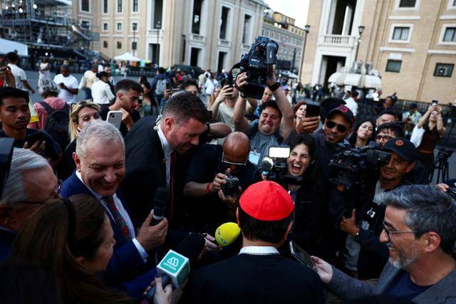 콘클라베(차기 교황 선출을 위한 추기경 비밀 회의)를 이틀 앞둔 5일 이탈리아 로마에서 인도네시아 출신 이그나티우스 수하료 하르조앗모조(붉은 모자) 추기경이 취재진과 대화하고 있다. 로마=로이터 연합뉴스