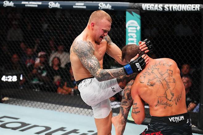 메이슨 존스(왼쪽)이 제레미 스티븐스를 공격하고 있다. 사진=UFC