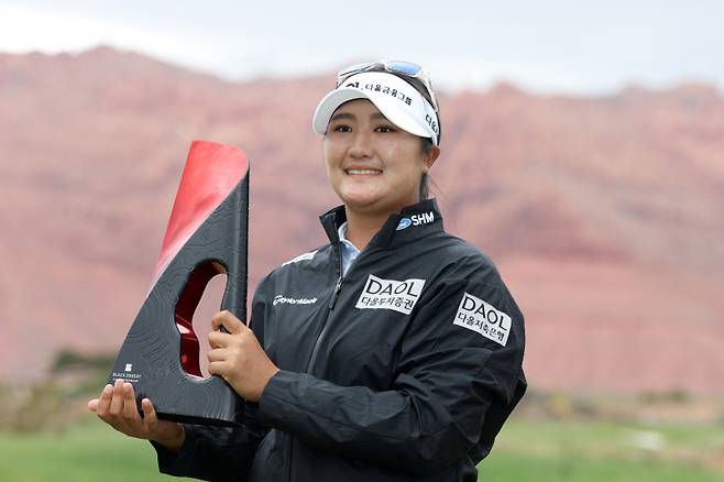 <yonhap photo-1768=""> ST GEORGE, UTAH - MAY 04: Haeran Ryu of South Korea poses with the trophy after the final round of the Black Desert Championship 2025 at Black Desert Resort on May 04, 2025 in St George, Utah. Sean M. Haffey/Getty Images/AFP (Photo by Sean M. Haffey / GETTY IMAGES NORTH AMERICA / Getty Images via AFP)/2025-05-05 06:45:33/ <저작권자 ⓒ 1980-2025 ㈜연합뉴스. 무단 전재 재배포 금지, AI 학습 및 활용 금지></yonhap>