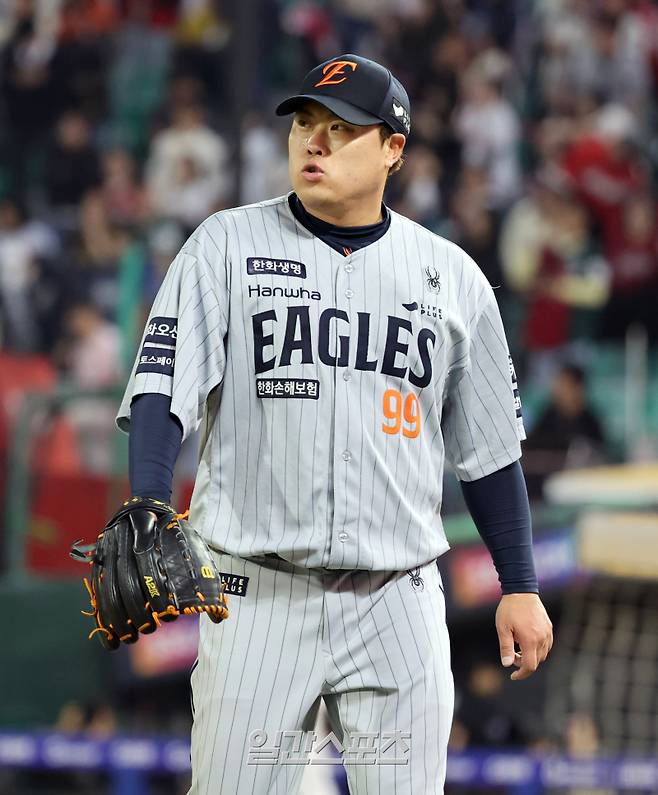 17일 오후 인천 SSG 랜더스필드에서 열린 2025 프로야구 한화와 SSG경기. 한화 선발 류현진이 5회 SSG 한유섬의 깊숙한 타구를 중견수 플로리얼이 잡자 안도하고 있다. 인천=정시종 기자 capa@edaily.co.kr /2025.04.17.