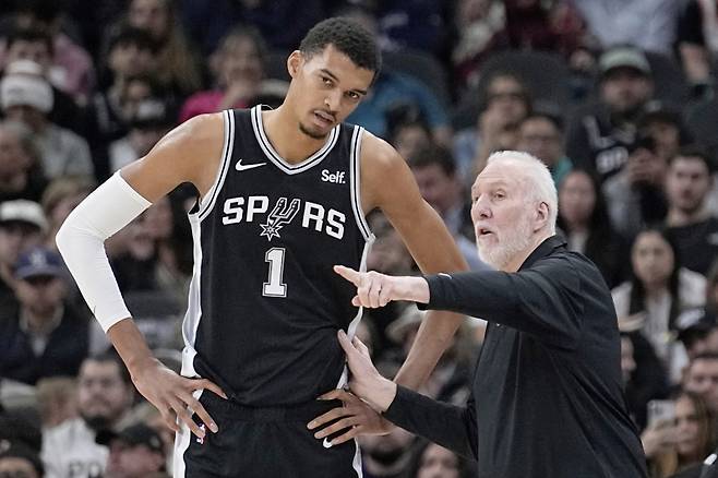 <yonhap photo-0169=""> FILE - San Antonio Spurs head coach Gregg Popovich, right, talks with center Victor Wembanyama (1) during the first half of an NBA basketball game against the Los Angeles Lakers in San Antonio, Wednesday, Dec. 13, 2023. (AP Photo/Eric Gay, File) FILE PHOTO/2025-05-03 01:00:26/ <저작권자 ⓒ 1980-2025 ㈜연합뉴스. 무단 전재 재배포 금지, AI 학습 및 활용 금지></yonhap>
