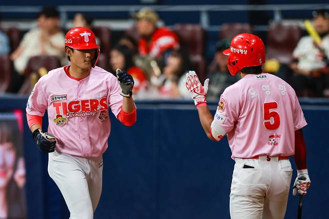 5일 고척 키움전에서 득점한 정해원이 김도영과 하이파이브를 하고 있다. KIA 제공