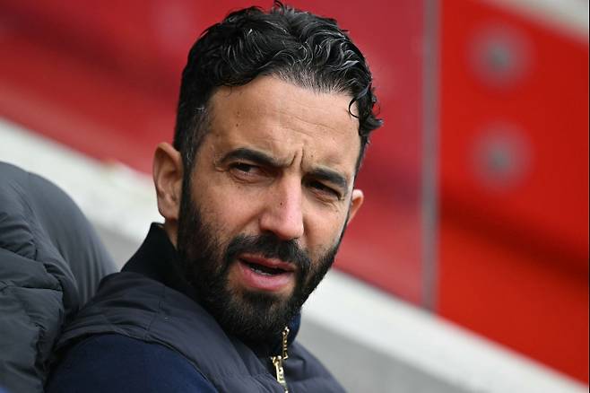 <yonhap photo-6514=""> Manchester United's Portuguese head coach Ruben Amorim looks on ahead of the English Premier League football match between Brentford and Manchester United at the Gtech Community Stadium in London on May 4, 2025. (Photo by JUSTIN TALLIS / AFP) / RESTRICTED TO EDITORIAL USE. No use with unauthorized audio, video, data, fixture lists, club/league logos or 'live' services. Online in-match use limited to 120 images. An additional 40 images may be used in extra time. No video emulation. Social media in-match use limited to 120 images. An additional 40 images may be used in extra time. No use in betting publications, games or single club/league/player publications. //2025-05-04 22:07:26/ <저작권자 ⓒ 1980-2025 ㈜연합뉴스. 무단 전재 재배포 금지, AI 학습 및 활용 금지></yonhap>