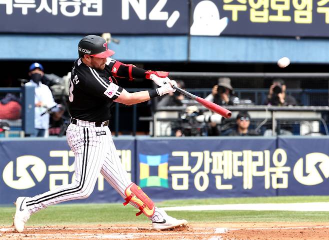 2025 KB0리그 프로야구 두산베어스와 LG트윈스의 경기가 6일 오후 서울 잠실야구장에서 열렸다. 6회초 무사 1,2루 오스틴이 최원준을 상대로 3점 홈런을 치고 있다. 잠실=김민규 기자 mgkim1@edaily.co.kr /2025.05.06/
