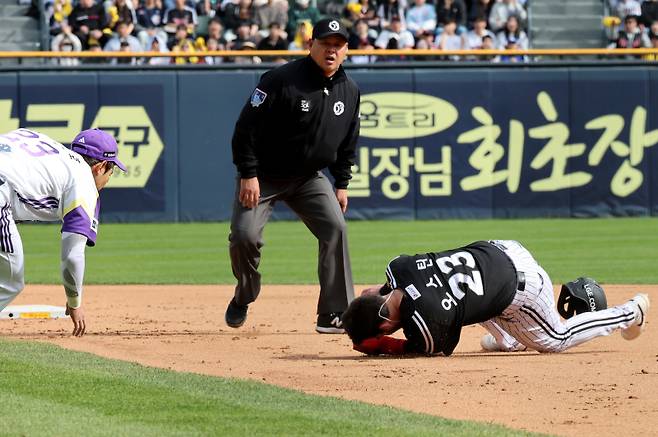 2025 KB0리그 프로야구 두산베어스와 LG트윈스의 경기가 6일 오후 서울 잠실야구장에서 열렸다. 8회초 무사 1루 문보경의 내야 땅볼 때 1루주자 오스틴이 공을 포구하기 위해 달려들던 2루수 강승호와 충돌한 후 그라운드에 쓰러지고 있다. 잠실=김민규 기자 mgkim1@edaily.co.kr /2025.05.06/