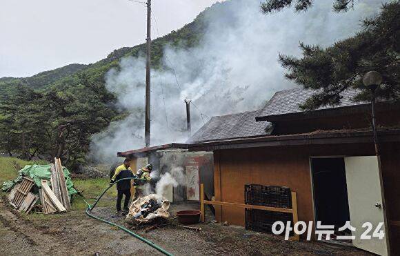 5일 오후 5시쯤 문경시 마성면 외어리 한 단독주택에서 불이 나 출동한 소방당국이 화재 진압을 하고 있다. [사진=경북소방본부]