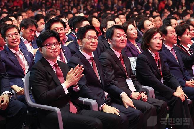 3일 오후, 국민의힘 대통령 후보 선출 전당대회 현장. 김문수 후보가 56.53%의 득표로 최종 후보로 확정된 순간, 한동훈·안철수 등 주요 인사들이 나란히 앉아 결과를 지켜보고 있다. 무대 위의 선언보다 더 많은 정치가, 그 아래 표정 속에 담겨 있었다. (국민의힘)