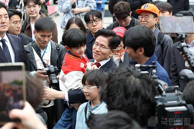 김문수 대선 후보가 어린이날을 맞아 5일 서울 종로구에서 열린 가족 동행 축제 '펀펀한 광화문광장'을 찾았다. (국민의힘)