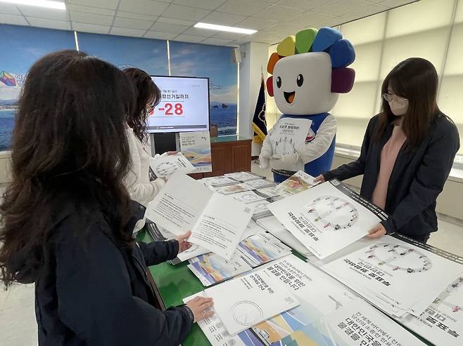 제주도선거관리위원회가 오늘(6일) 대선 홍보인쇄물 배부 작업을 진행하는 모습 (제주도선거관리위원회 제공)