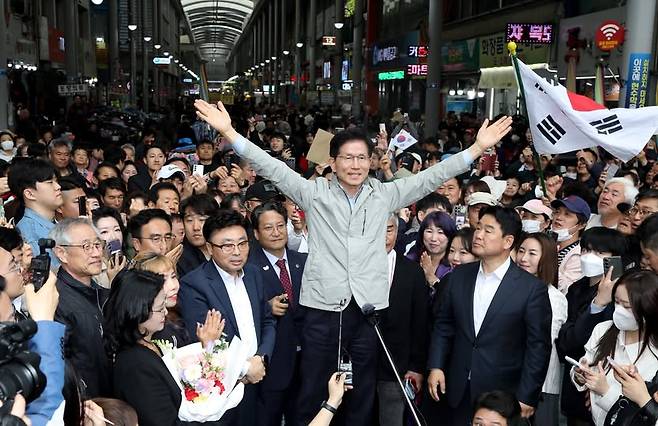 김문수 대선 후보가 6일 경북 포항시 죽도시장을 찾아 민생투어를 진행하고 있다. (본인 페이스북 캡처)