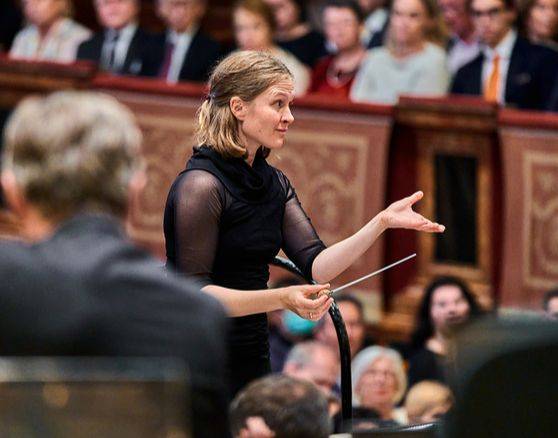 오스트리아 빈의 무지크페라인 홀에서 열린 빈 필하모닉의 9회 정기 공연에 최초의 여성 지휘자 미르가 그라지니테-틸라가 무대에 섰다. [사진 빈필/라파엘 미텐도르퍼]