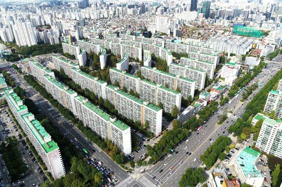 1979년 4424가구로 지어진 서울 강남구 대치동 은마아파트가 최고 49층, 5962가구로 재건축할 계획이다. 예상 사업비가 재건축 사상 역대 최대인 6조6000억원에 달한다. 사진 강남구청