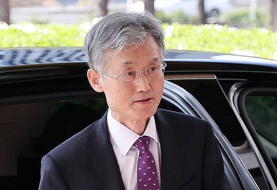 조희대 대법원장이 4월 24일 오전 서울 서초구 대법원으로 출근하고 있다. 대법원 전원합의체는 이날 이재명 더불어민주당 대선 경선 후보의 공직선거법 위반 사건 심리를 위해 두 번째 회의를 열었다. 뉴스1