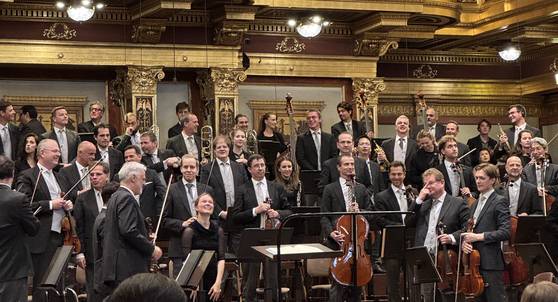 3일 빈필 정기 공연을 여성 지휘자로 첫 지휘한 그라지니테-틸라. 김호정 음악에디터