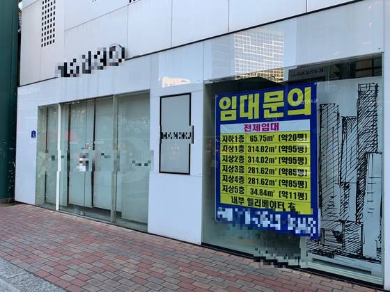 2022년 대구 중구 동성로 일대에 위치한 상가에 임대 안내 현수막이 붙어 있다. 김정석 기자
