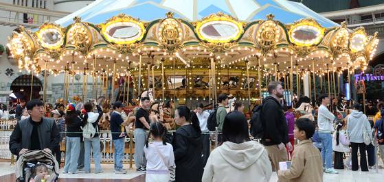 어린이날인 5일 서울 송파구 롯데월드가 방문객들로 붐비고 있다. 뉴시스