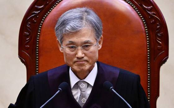 조희대 대법원장이 지난 1일 오후 서울 서초구 대법원 대법정에서 이재명 더불어민주당 대선 후보의 공직선거법 위반 사건 상고심 선고를 준비하고 있다. 사진공동취재단