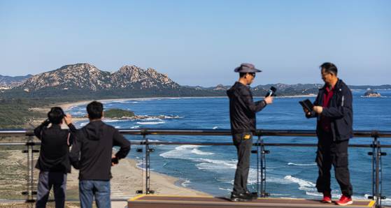 강원 고성군 고성통일전망대에서 바라본 금강산 구선봉과 해금강의 모습. [중앙포토]