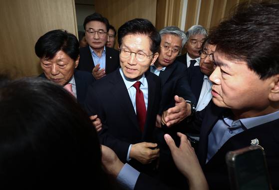 김문수 국민의힘 대통령 후보가 6일 경북 경주시 HICO(정상회의장) 미디어센터에서 단일화 문제를 놓고 당 지도부와 갈등을 빚고 있는 가운데 김대식 의원과 대화를 마치고 회의실을 나오고 있다. 뉴스1