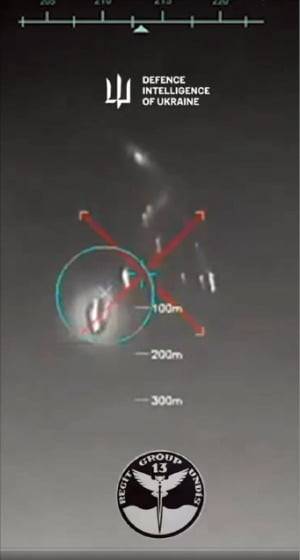 우크라이나군이 4일(현지시간) 러시아 전투기 수호이-30 격추 장면이라며 공개한 영상. 녹색 선 안은 격추된 것으로 추정되는 기체. 우크라이나국방부정보국