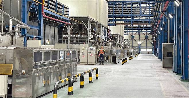 < 가동률 30%도 안되는 韓 음극재 공장 > 한국의 양극재·음극재·분리막·전해액 등 배터리 4대 소재 세계 시장 점유율이 최근 2년간 일제히 추락했다. 지난달 30일 세종시에 있는 포스코퓨처엠 음극재 공장이 가동률이 크게 떨어져 한산한 모습이다. 포스코퓨처엠 제공