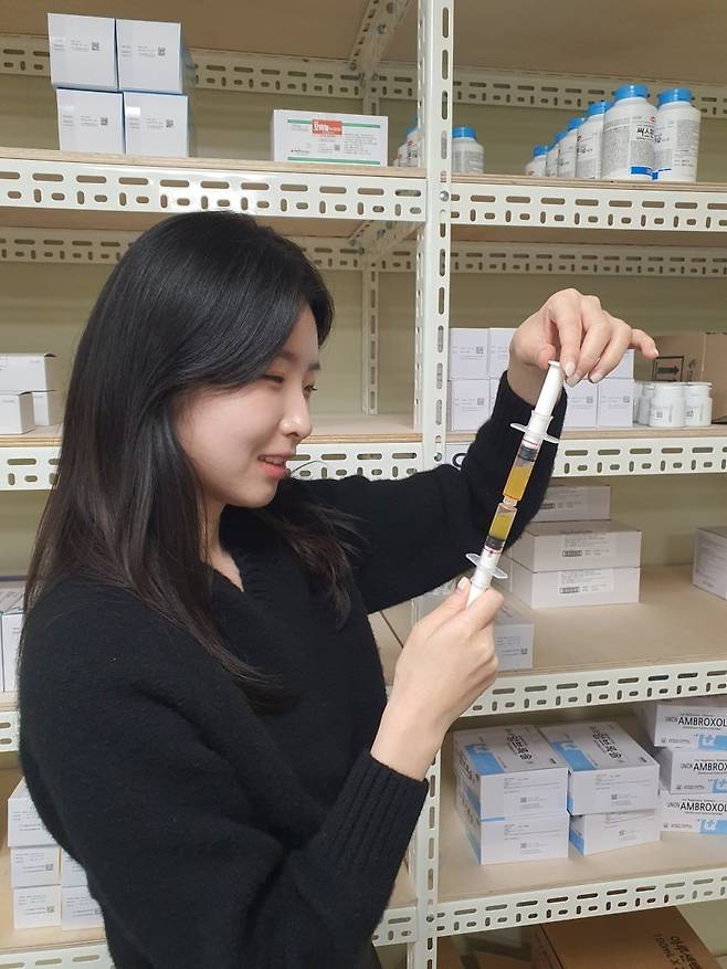 박소현 대리가 국소지혈제 상태를 확인하고 있다. 윤현주 기자